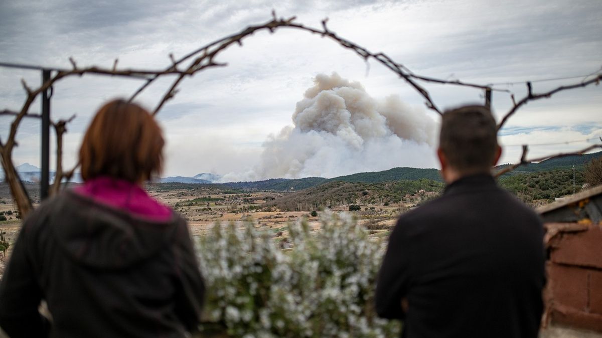 Fotky: První lesní požár se nekontrolovaně šíří Španělskem